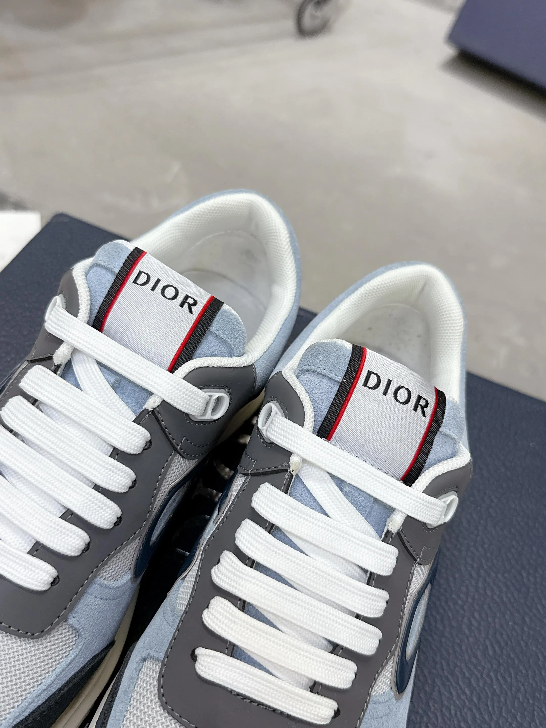 👟👟Ex-factory price 540👟👟 Dior Dior’s latest color matching B30 series dad sneakers. Original version 18,000💰 purchased for development and production. Brand new B30 sneakers. Dad Shoes style shoes that follow the trend of the retro market. The Dior logo on the tongue also indicates that this pair of shoes is the B30 model! B30 uses fine-textured leather and mesh cloth materials to form a shoe body. There are conspicuous letters CD on both sides of the shoe body to indicate identity. Many lines on the shoe body outline details to make the shoes look less monotonous and full of retro flavor. The delivery counter is exquisitely packaged🛍📦 ▪️Fabric: Original customized technical fabric + mesh ▪️Inner lining: Customized breathable lining ▪️Outsole: Original molded IP foam + TPU outsole ▪️Sole thickness: 3.5CM ▪️Size: Men’s size 39-45